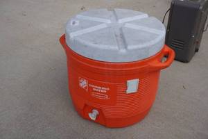 lot 231 image: Rubbermaid Drink Cooler