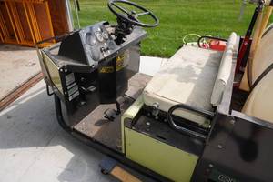 lot 4 image: 1985 Cushman 898534 12 HP 3-Wheel Turf-Truckster Utility Vehicle