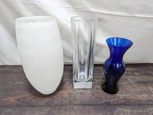 lot 103 image: 3 Glass Vases
