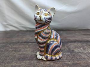 lot 107 image: Royal Crown Derby Imari Cat Paperweight