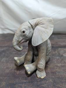 lot 109 image: Porcelain African Elephant Calf by Lenox