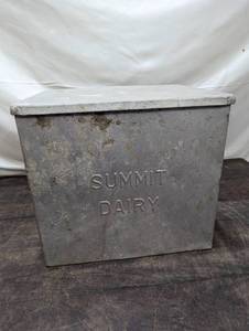 lot 143 image: Old Summit Dairy Insulated Box