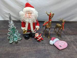 lot 148 image: Collection Of Christmas Dcor