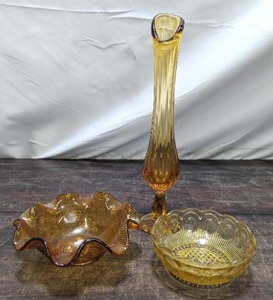 lot 155 image: Three Vintage Glass Pieces