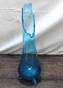 lot 156 image: Vintage Hobnail Footed Stretch Vase