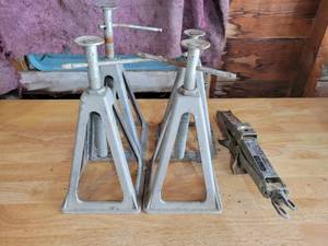 lot 205 image: (4) RV Jack Stands and Scissor Jack - NO SHIPPING