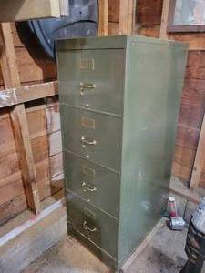 lot 213 image: Steel 4-Drawer Filing Cabinet, Great Garage Storage - NO SHIPPING