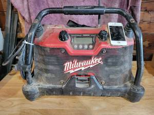 lot 219 image: Milwaukee Jobsite Radio - Tested and Radio works - NO SHIPPING