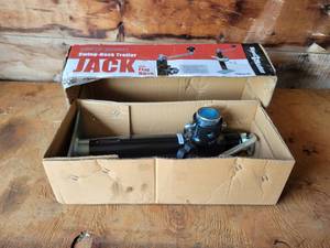 lot 19 image: New in Box 2000# Trailer Jack
