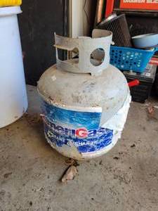 lot 25 image: 20# Propane Tank - Empty - NO SHIPPING