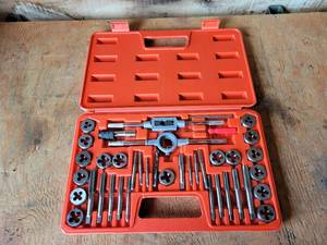 lot 43 image: TEKTON Tap & Die Set