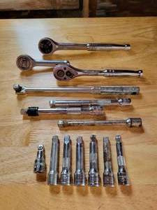 lot 86 image: Assorted 38 Drive Ratchets and Extensions