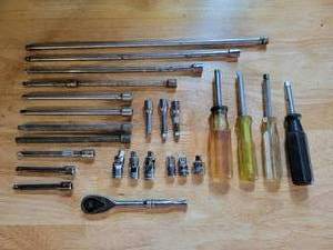 lot 87 image: Assorted 14 Drives Extensions, HUSKY Ratchet and 14 Drivers - Extensions up to 14 Long