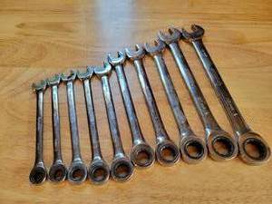 lot 108 image: HUSKY Metric Ratcheting Combination wrench Set - Sizes from 18mm to 8mm