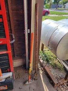 lot 176 image: KLEIN TOOLS 12 Conduit Bender and Pry Bar - NO SHIPPING
