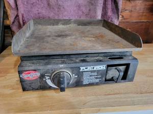 lot 196 image: Char-Griller Flat Iron Propane Cooker - Needs a Cleaning - NO SHIPPING