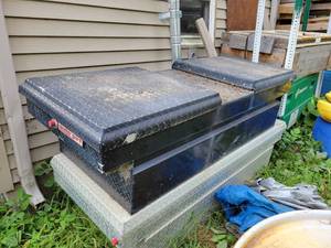 lot 11 image: Truck Bed Toolbox with Contents