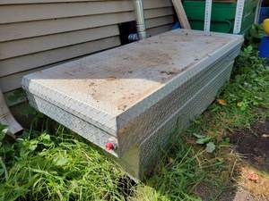 lot 10 image: Truck Bed Toolbox