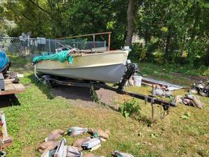 lot 5 image: 15 AlumaCraft Deep C Boat with 50HP Evinrude Outboard Motor and 17 Tilt Trailer