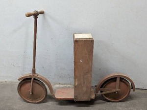 lot 13 image: Old Scooter