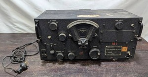 lot 45 image: US Army Radio Receiver