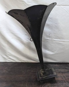 lot 47 image: Phonograph Horn