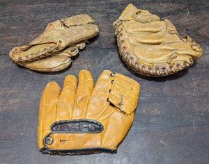 lot 61 image: Baseball Gloves