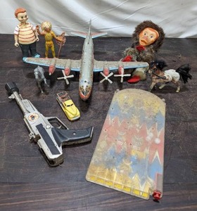 lot 69 image: Vintage Toys