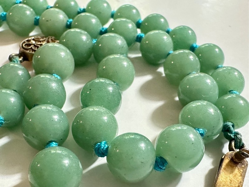 MING'S 64.8g 14KYG GRADUATED LIGHT GREEN JADE BEAD KNOTTED NECKLACE 16 INCH  - Hawaii Estate & Jewelry Buyers