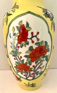 lot 114 image: Asian Style Vase