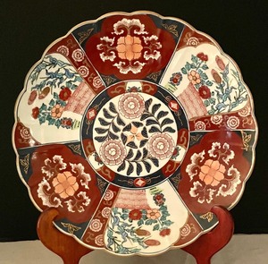 lot 184 image: Goldimari Hand Painted Platter with Stand