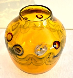 lot 30 image: Beautiful Art Glass Vase