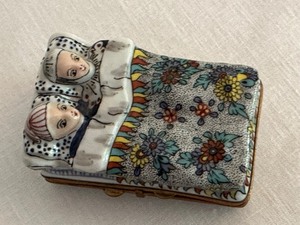 lot 32 image: Limoges Porcelain Couple in Bed Trinket Box