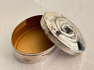lot 60 image: Minneapolis Institute of Arts Sterling Silver Trinket Box