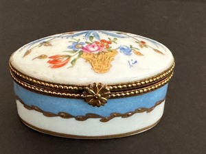 lot 63 image: Limoges Hand Painted Porcelain Trinket Box