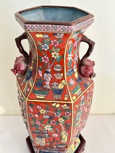lot 17 image: Vintage Large Asian Chien-Lung Dynasty Style Octagonal Vase