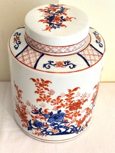 lot 36 image: Vintage Japanese Porcelain Lidded Decorative Jar