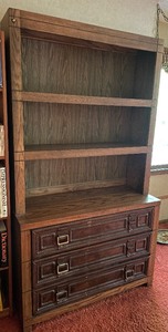 lot 215 image: Vintage Thomasville 3 Drawer Dresser with Bookshelf Top