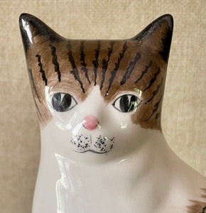 lot 225 image: Cute Ceramic Cat Figurine