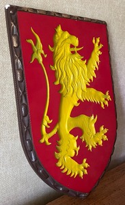 lot 235 image: Coat of Arms Decor