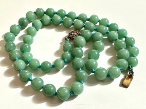 lot 15 image: Vintage Chinese Export Jade Hand Knotted Beaded Necklace