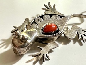 lot 39 image: Vintage Artisan Sterling Silver Lizard Shaped Brooch