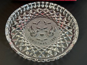 lot 79 image: Vintage Waterford Christmas 1995 Crystal Plate