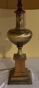 lot 261 image: Lovely Vintage Table Lamp