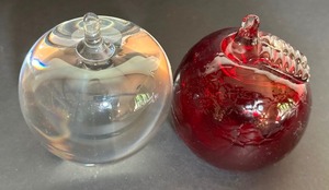 lot 365 image: Two Apple Art Glass Paperweights including a Maleras (Sweden) Apple Shaped Paperweight