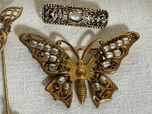 lot 354 image: Vintage Brooches  Pins