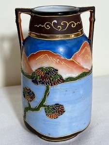 lot 384 image: Vintage Japanese Vase