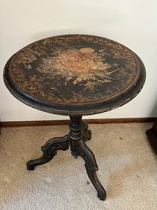 lot 373 image: Antique Painted Accent Table