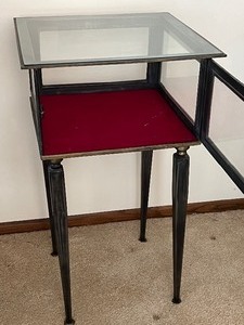 lot 370 image: Vintage Metal Accent  Display Table