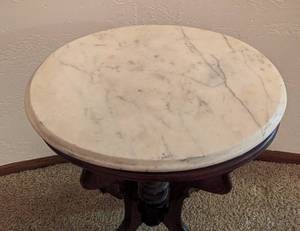 lot 302 image: Antique Victorian Marble Topped Mahogany Accent Table